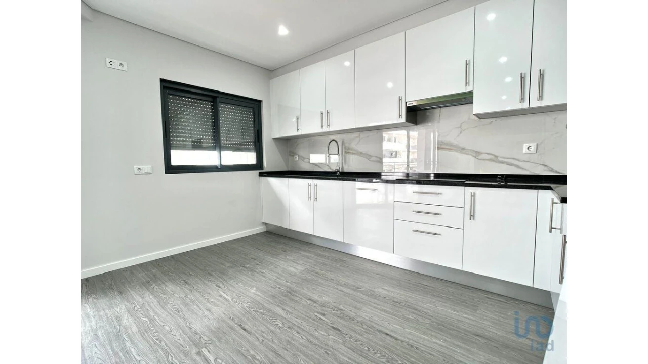 Apartamento T3 para Venda em Quelfes Foto 11