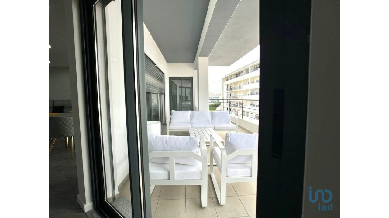 Apartamento T4 para Venda em Quelfes Foto 11