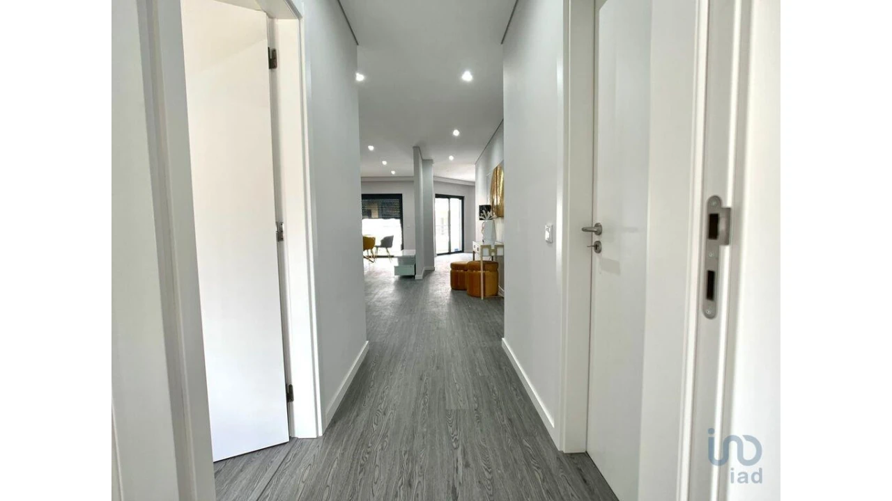 Apartamento T4 para Venda em Quelfes Foto 12