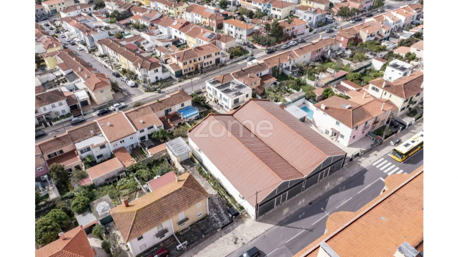 Terreno Comércio / Armazém para Venda em Queluz e Belas Foto 1