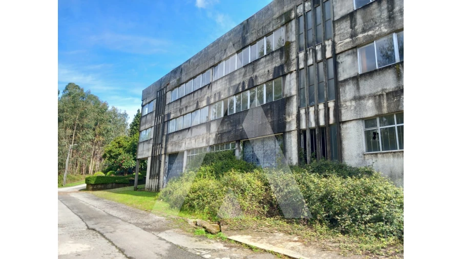 Armazém para Venda em Macieira de Cambra