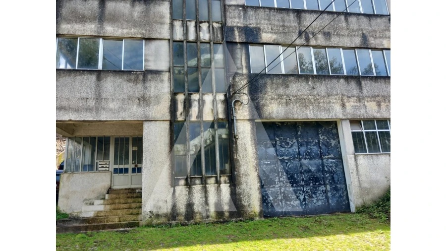 Armazém para Venda em Macieira de Cambra Foto 2