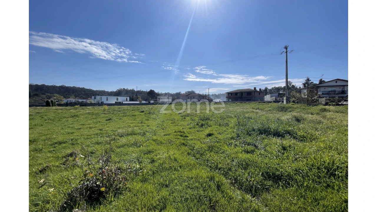 Terreno para Venda em Milheiros de Poiares Foto 1