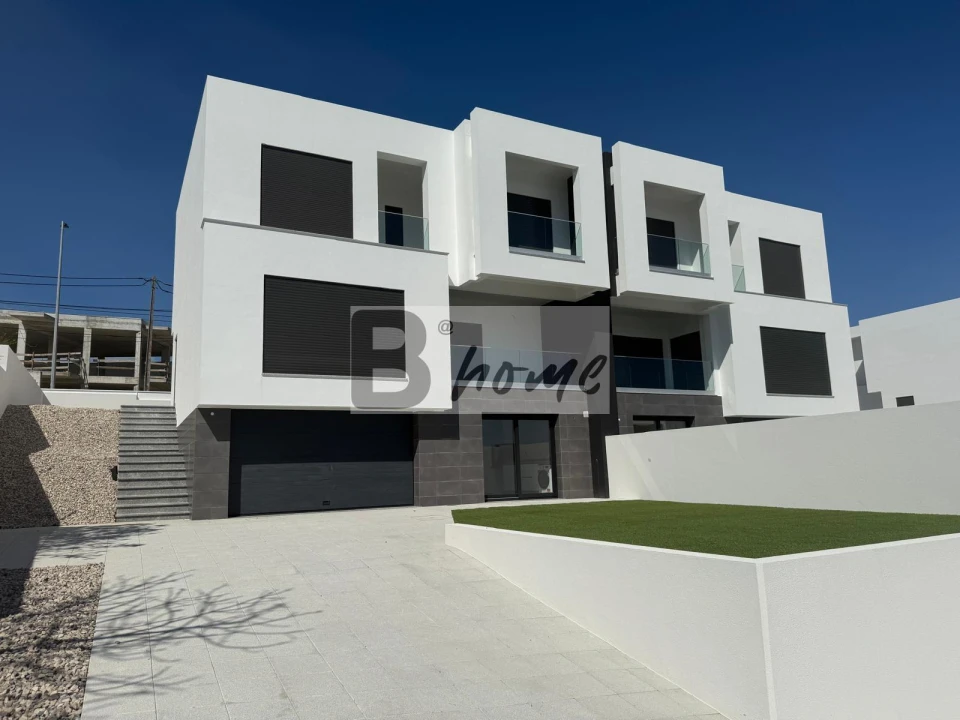 Moradia T4 para Venda em Corroios Foto 1