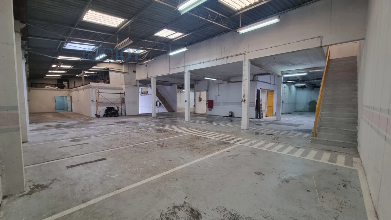 Armazém para Venda em Santa Iria de Azoia, São João da Talha e Bobadela Foto 14