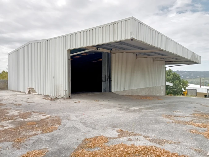 Armazém para Arrendamento em Fornos de Maceira Dão Foto 2