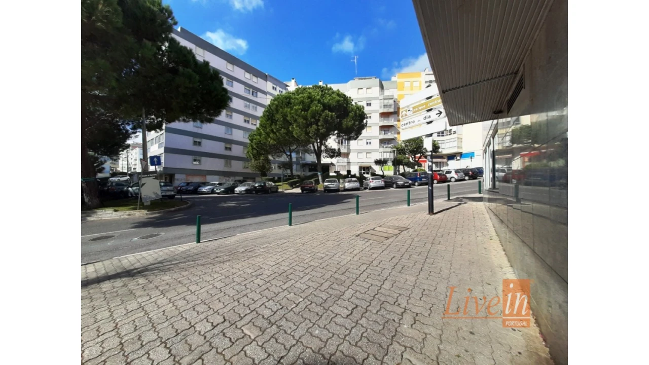 Loja para Cedência de Quotas em Póvoa de Santo Adrião e Olival Basto Foto 9