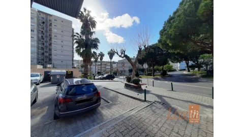 Loja para Cedência de Quotas em Póvoa de Santo Adrião e Olival Basto