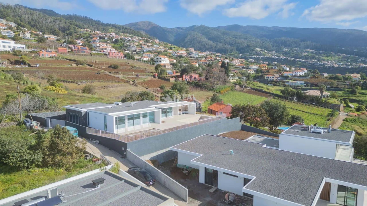 Moradia T4 para Venda em Estreito da Calheta Foto 2