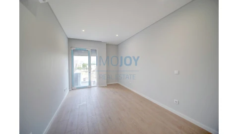 Apartamento T3 para Venda em Carcavelos e Parede