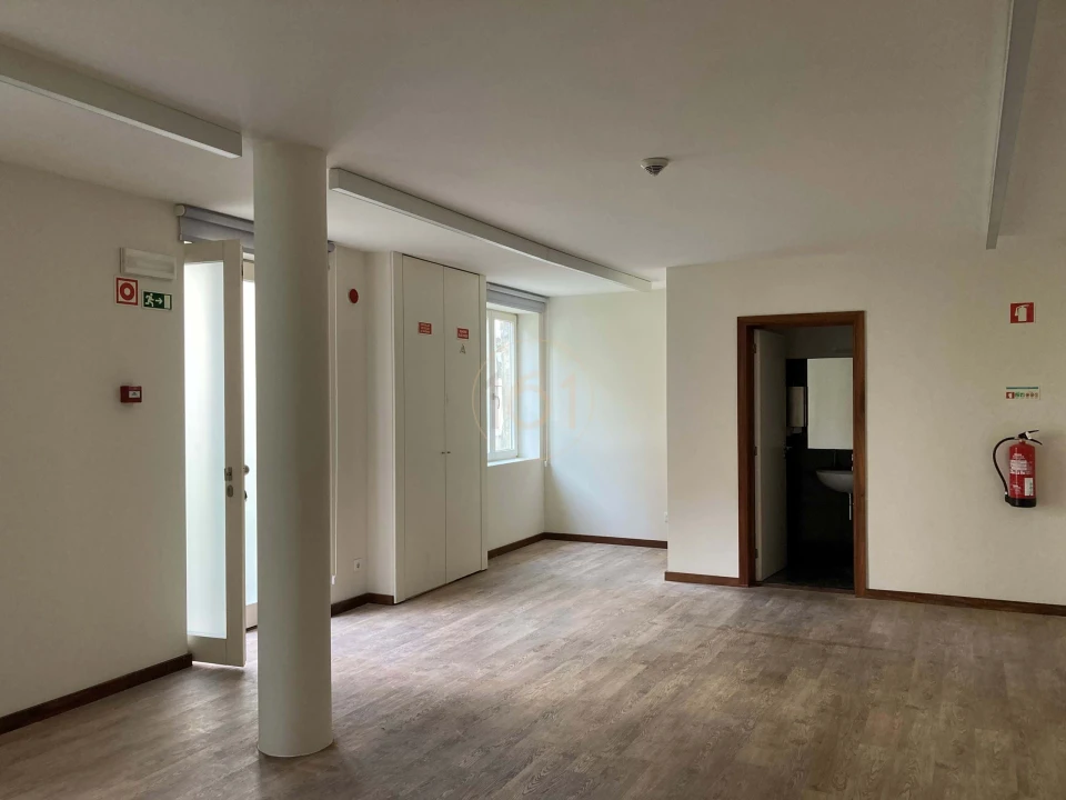 Escritório para Arrendamento em Lordelo do Ouro e Massarelos Foto 1