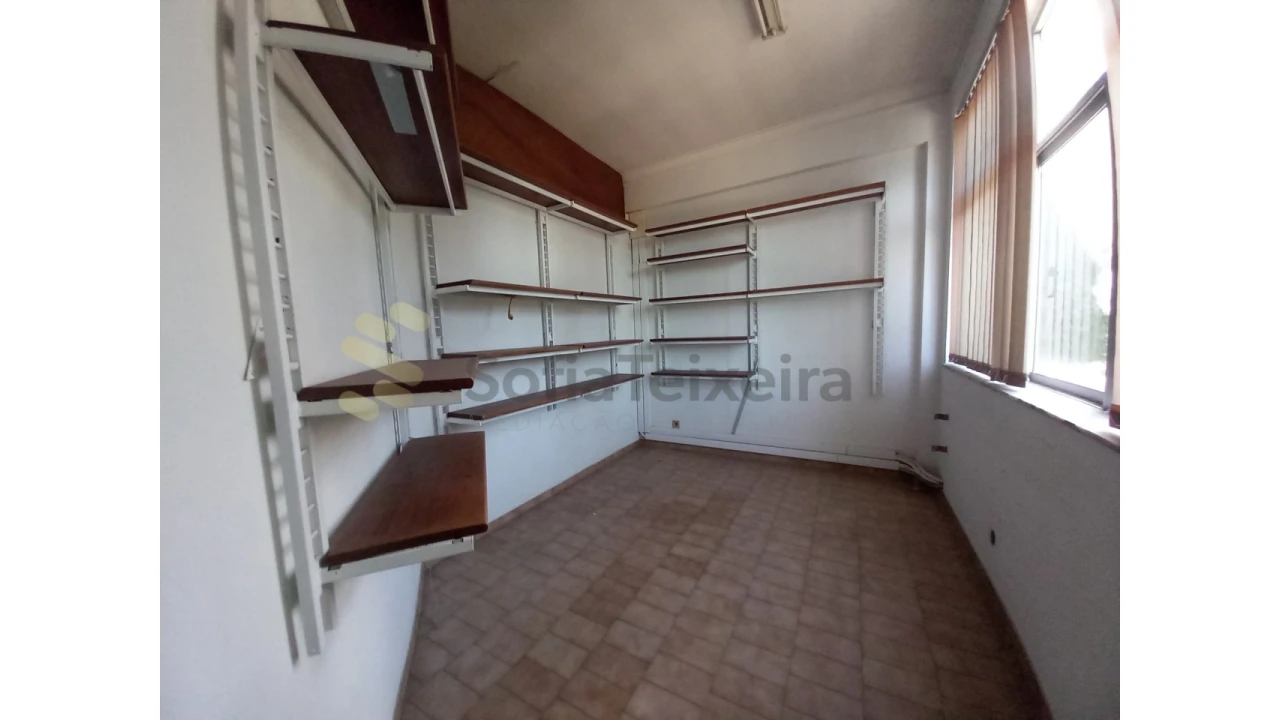 Loja para Arrendamento em São João da Madeira Foto 9