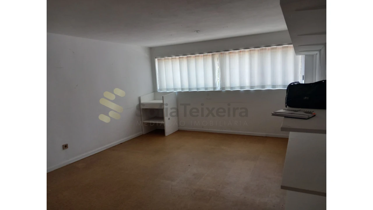 Loja para Arrendamento em São João da Madeira Foto 13