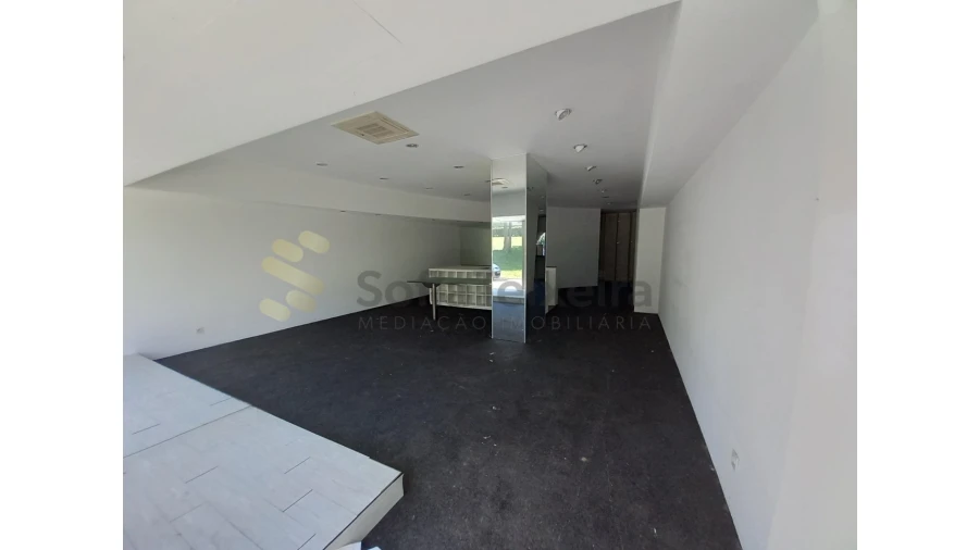 Loja para Arrendamento em São João da Madeira Foto 5