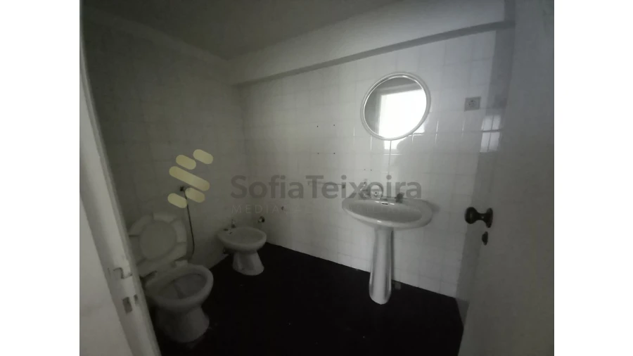 Loja para Arrendamento em São João da Madeira Foto 11