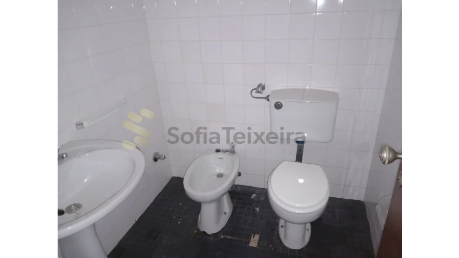 Loja para Arrendamento em São João da Madeira Foto 16