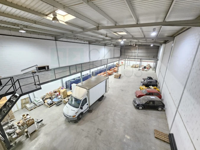 Armazém para Venda em Alverca do Ribatejo e Sobralinho Foto 1