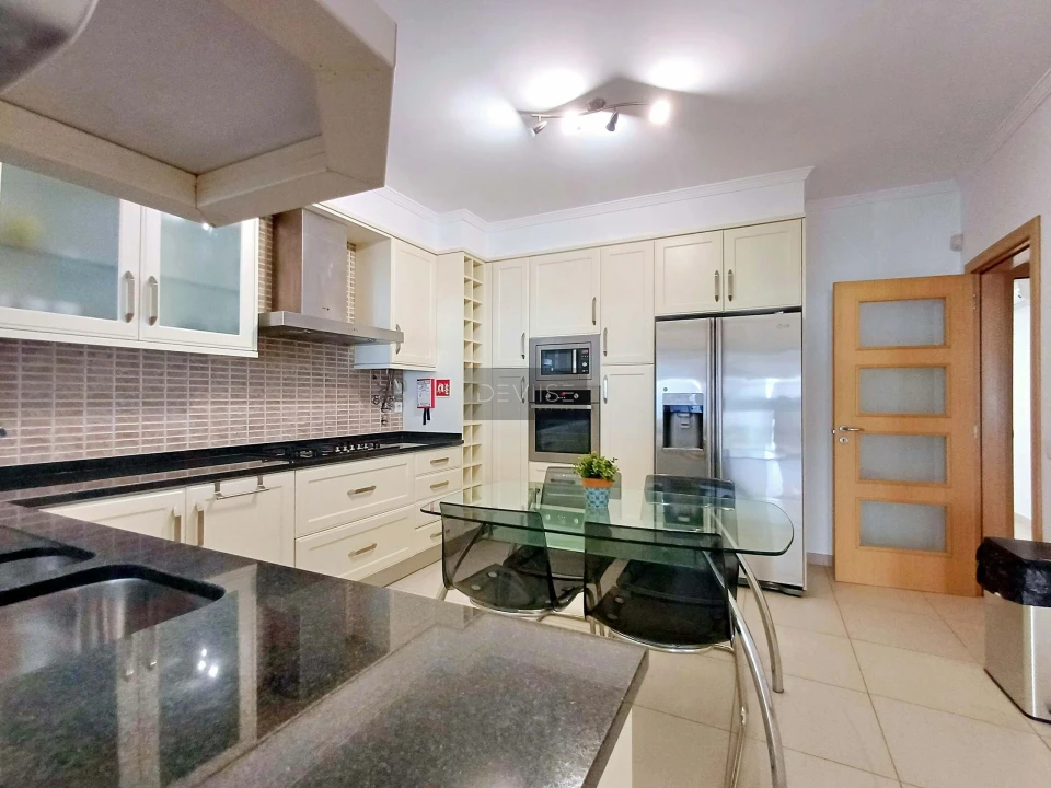 Moradia T4 para Venda em Quarteira Foto 11