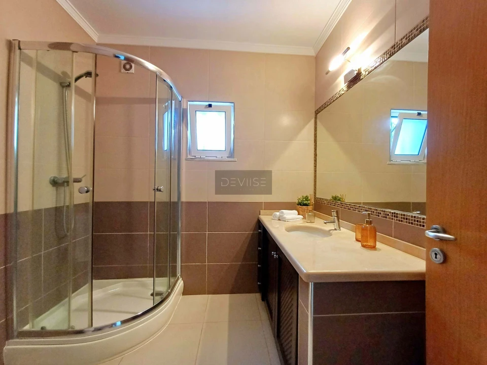 Moradia T4 para Venda em Quarteira Foto 17