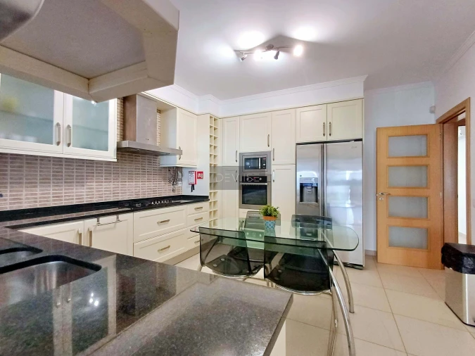 Moradia T4 para Venda em Quarteira Foto 11