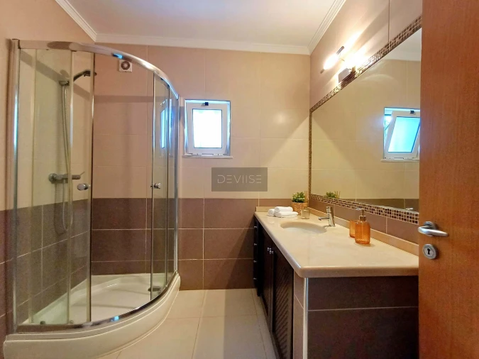 Moradia T4 para Venda em Quarteira Foto 17