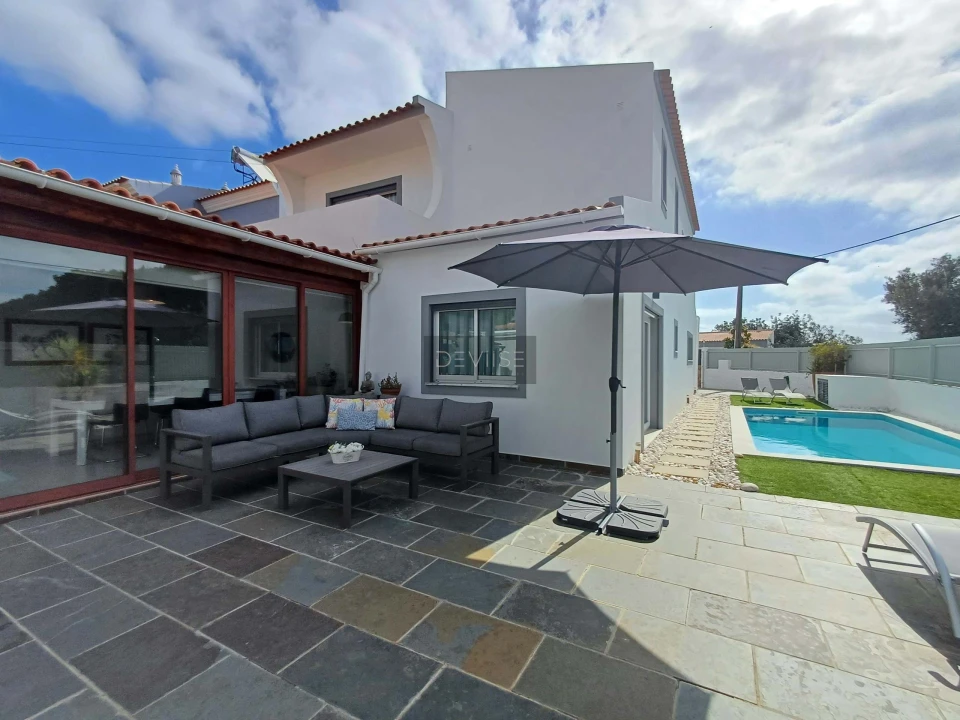 Moradia T4 para Venda em Quarteira Foto 3