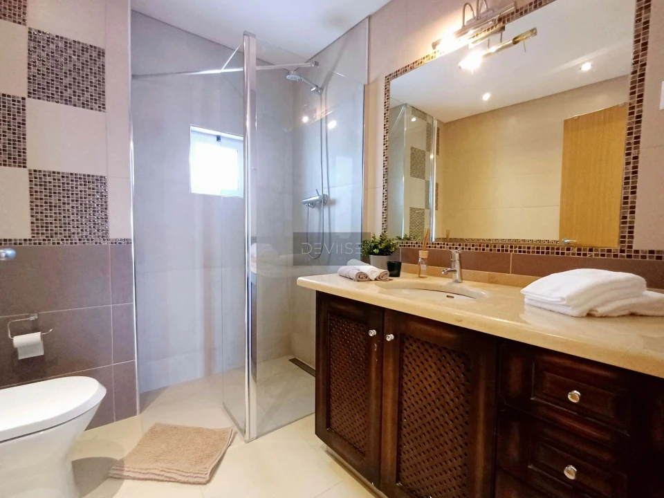 Moradia T4 para Venda em Quarteira Foto 30