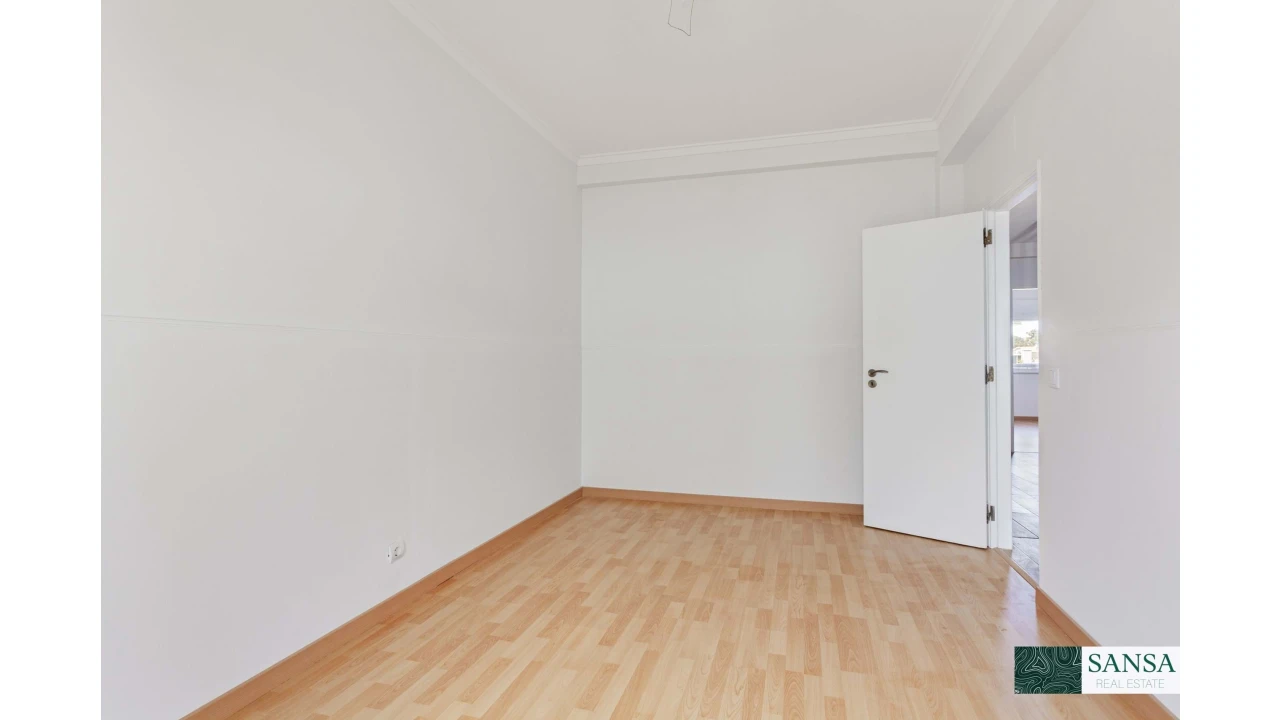 Apartamento T4 para Venda em Charneca de Caparica e Sobreda Foto 13
