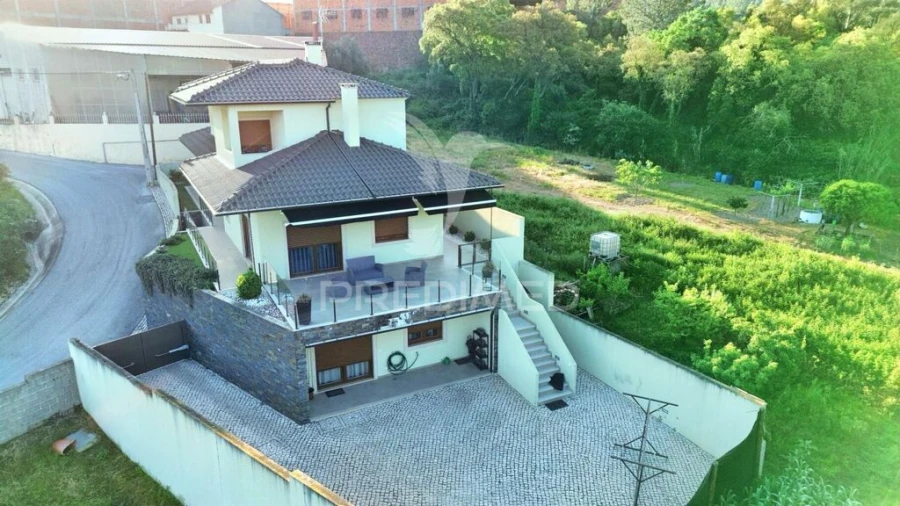 Moradia T4 para Venda em Amiais de Baixo Foto 2