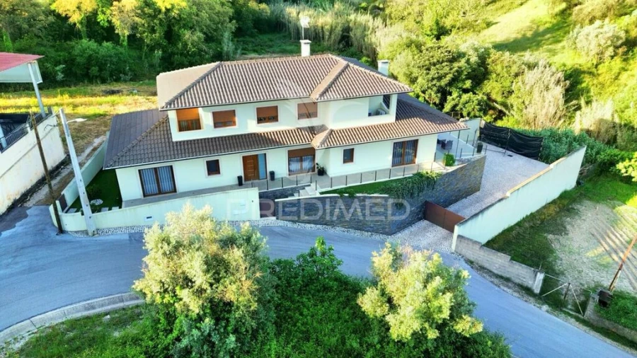 Moradia T4 para Venda em Amiais de Baixo Foto 8