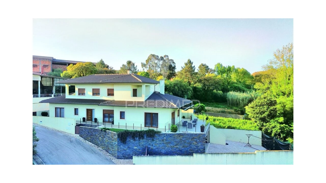 Moradia T4 para Venda em Amiais de Baixo Foto 3