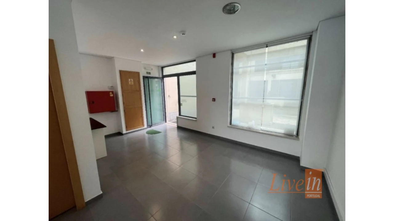 Loja para Venda em Santo António dos Cavaleiros e Frielas Foto 4