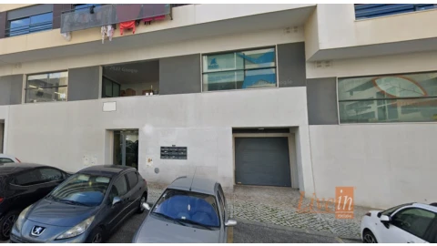Loja para Venda em Santo António dos Cavaleiros e Frielas
