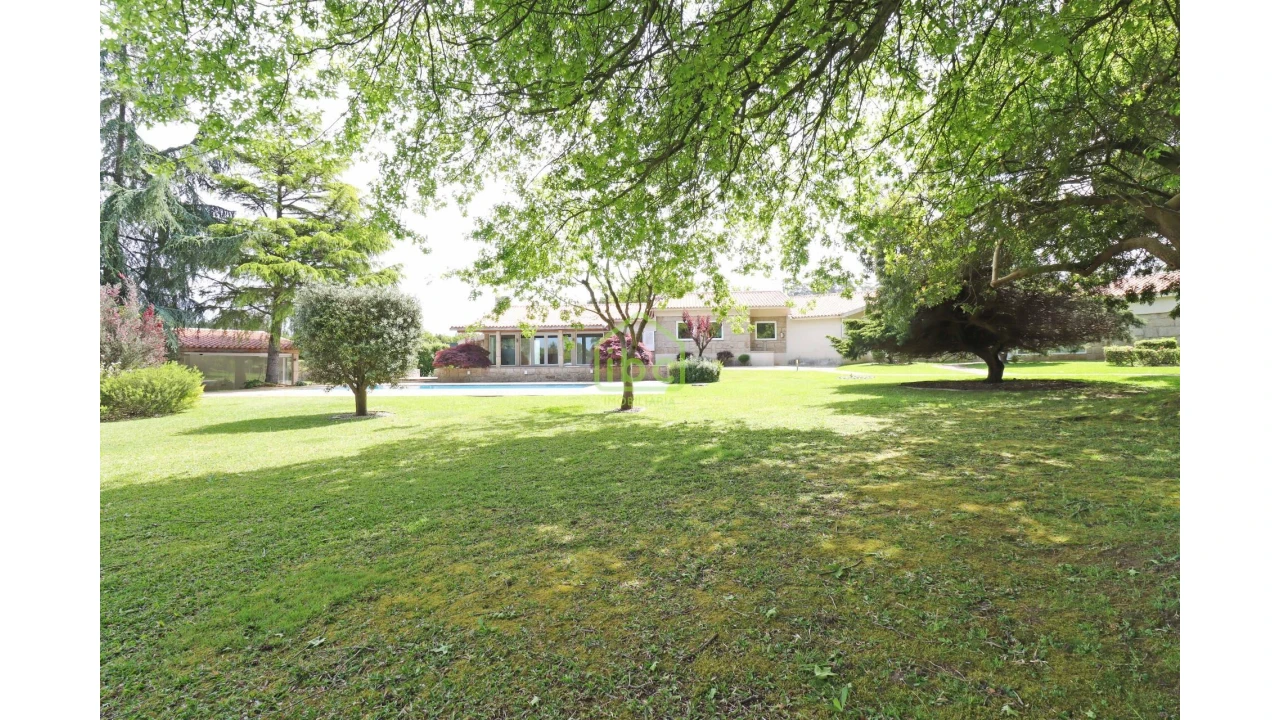 Moradia T4 para Venda em Vilar e Mosteiró Foto 5