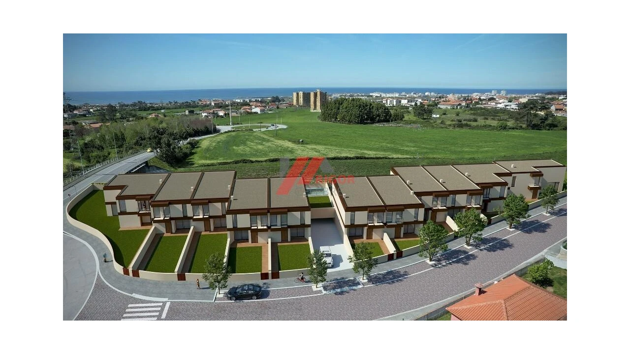 Moradia T4 para Venda em Arvore Foto 1