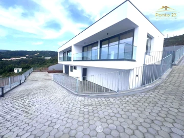 Moradia T3 para Venda em Santa Cruz