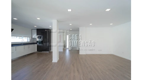 Moradia T4 para Venda em Charneca de Caparica e Sobreda