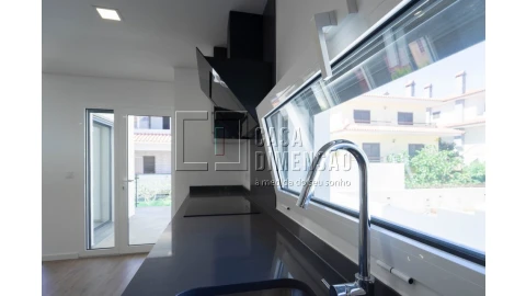 Moradia T4 para Venda em Charneca de Caparica e Sobreda