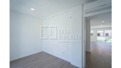 Moradia T4 para Venda em Charneca de Caparica e Sobreda