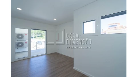 Moradia T4 para Venda em Charneca de Caparica e Sobreda
