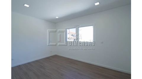 Moradia T4 para Venda em Charneca de Caparica e Sobreda