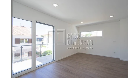 Moradia T4 para Venda em Charneca de Caparica e Sobreda