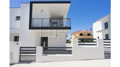 Moradia T4 para Venda em Charneca de Caparica e Sobreda