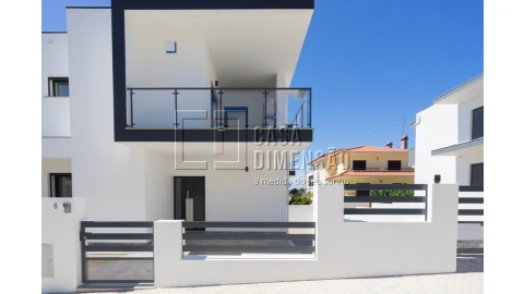 Moradia T4 para Venda em Charneca de Caparica e Sobreda