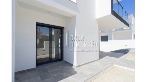 Moradia T4 para Venda em Charneca de Caparica e Sobreda