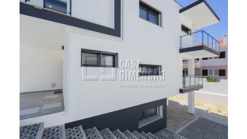 Moradia T4 para Venda em Charneca de Caparica e Sobreda