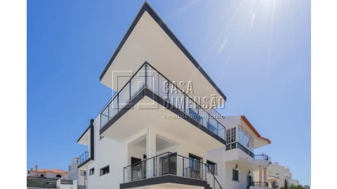 Moradia T4 para Venda em Charneca de Caparica e Sobreda