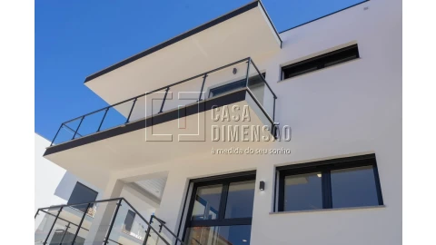 Moradia T4 para Venda em Charneca de Caparica e Sobreda