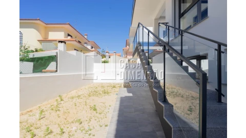 Moradia T4 para Venda em Charneca de Caparica e Sobreda