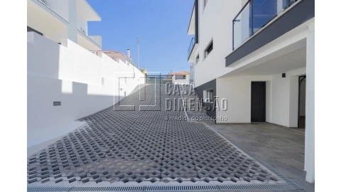 Moradia T4 para Venda em Charneca de Caparica e Sobreda